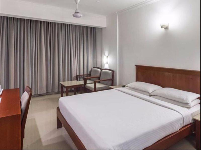 Pooram International Hotel Thrissur Bagian luar foto